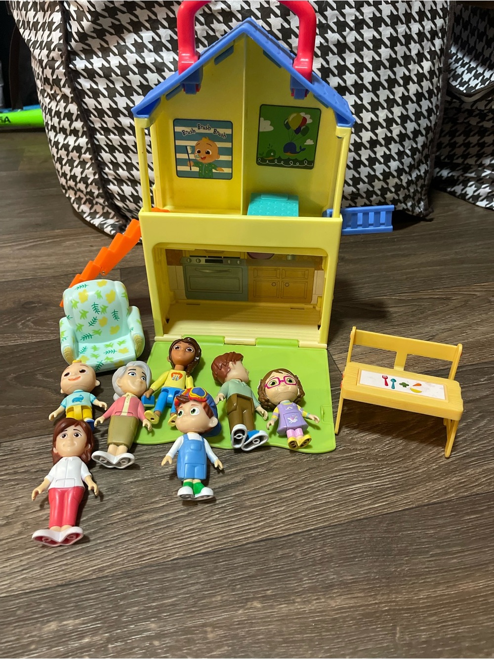 Cocomelon Kids Playhouse Set with 7 Figurines - Yellow and Blue